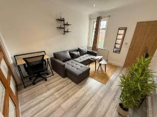 Zen-Inspired Flat - Easy Access to Central Reading Vacation rental in Reading
