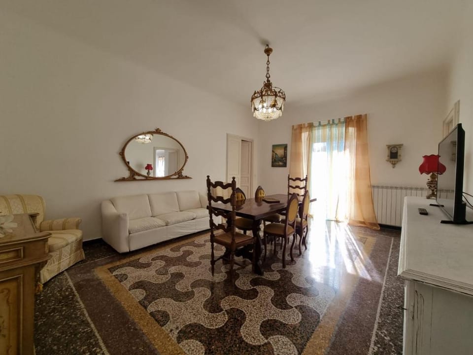 WOW HOME 2 - 175 mq - posteggio privato Apartment in Genoa