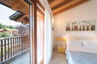 Refined Living for 6 in Modern Apartment with Pool Apartment in Lignano Sabbiadoro