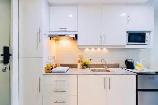 Urban Chic Studio @ Ayala CBD | Fast Wi-Fi Netflix Apartment in Lapu-Lapu City