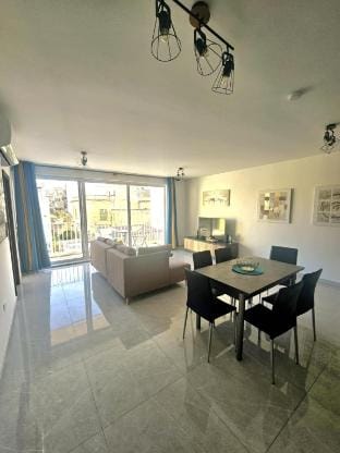 Deluxe 2 Bedroom 3 Bathroom Flat Prime Location Apartment in Sliema