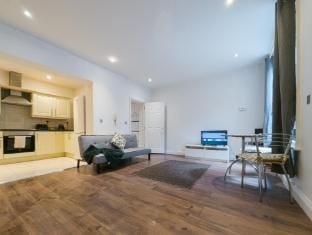 Entire 1 Bedroom Apt - Private & Self-Contained Apartment in Portsmouth