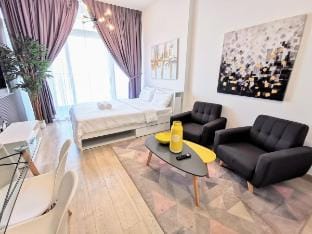 812 Sunny Getaway | Steps from Cafes & Shops Apartment in Dubai