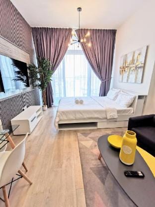 812 Sunny Getaway | Steps from Cafes & Shops Apartment in Dubai