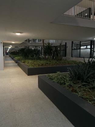 5 min walk to gateway, fast WiFi, Netflix, pool Apartment in Umhlanga