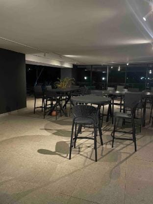 5 min walk to gateway, fast WiFi, Netflix, pool Apartment in Umhlanga
