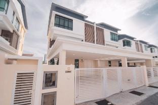 Batu Ferringhi 3-storey semi-D 5BR 5Bath@15ppl Vacation rental in Batu Ferringhi, Penang, Malaysia