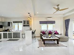 The Green View Pool Villa Villa in Kamala