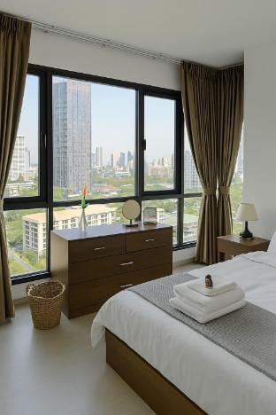 Rare Luxury 2 Bed 2 Bath Next to Thonglor BTS Vacation rental in Bangkok