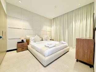Vserve - 1 BR Escape With City Views & Canal Vibes Vacation rental in Dubai