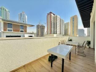 Vserve - Peaceful 1 BR Getaway in Vibrant JVC Vacation rental in Dubai