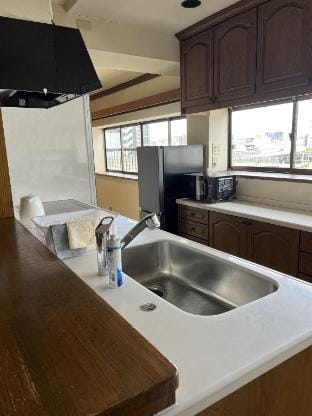 OSAKAから1駅　塚本駅（250㎡）ワンフロア貸切/広々空間/7ベットルーム/ベッド15台/和室 Vacation rental in Osaka