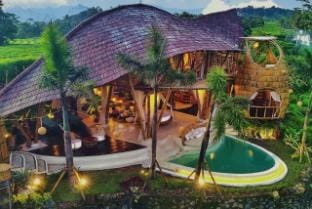 Hide out of city bamboo villa Chalet in Kuta