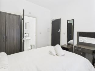 Five Bedroom Home with En Suites Vacation rental in Darlington