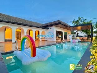 Villa 5R3B 23 Pax Swimming Pool Karaoke BBQ Town  Vacation rental in Malacca