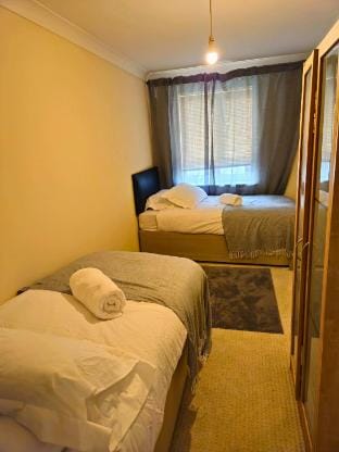 Spacious 2B apartment in Wembley with parking Apartment in Wembley