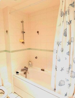 Spacious 2B apartment in Wembley with parking Apartment in Wembley