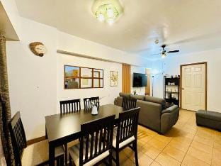 Rilassari Escape: City & Mountain Views near BGC Apartment in Taguig