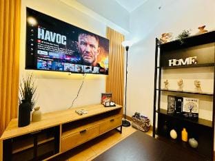 Rilassari Escape: City & Mountain Views near BGC Apartment in Taguig