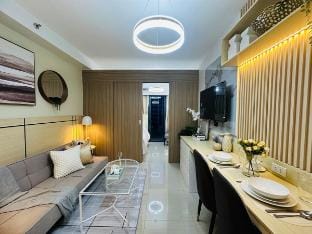 Seaside Escape: Homey Crib near MOA & Airport Apartment in Pasay