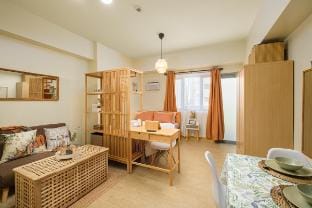 Skyline Stay in Araneta Cubao w/ Karaoke & Netflix Apartment in Pasig