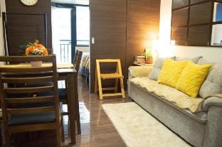 The BriC Haus: 1BR @ Air Res Makati CBD/Greenbelt Apartment in Makati