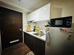The BriC Haus: 1BR @ Air Res Makati CBD/Greenbelt Apartment in Makati