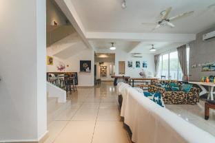 d'Fun 5BR16-24px Pool BBQ NetFlx HotPot KTV Mahjon Vacation rental in Johor Bahru