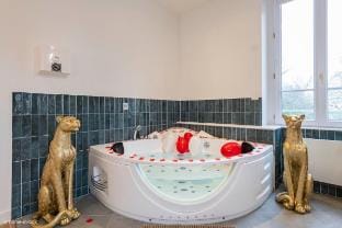 Savane Suite with Jacuzzi 15 min to Disney Vacation rental in Île-de-France