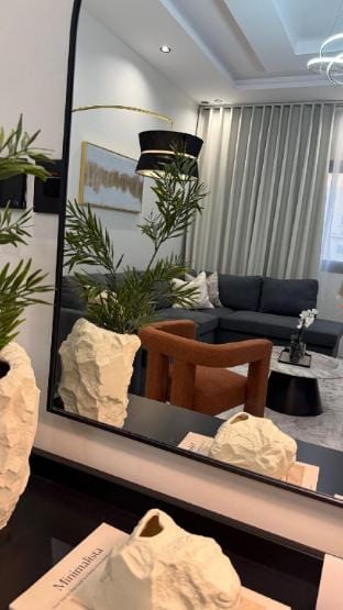 شقة فاخرة مع صالة أنيقة بالقرب من المطار Vacation rental in Jeddah