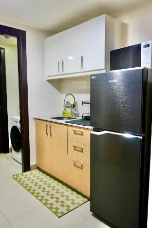 Corner 2BR w/ View in Uptown BGC | Netflix + Pool Vacation rental in Makati