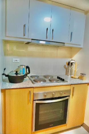 Corner 2BR w/ View in Uptown BGC | Netflix + Pool Vacation rental in Makati