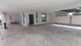 Spacious Minimalist Home for Families Group 14pax Vacation rental in Kuching