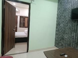 Shivoham Stays | 2 BHK Luxury Flat | Free Parking Vacation rental in Varanasi