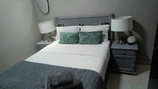 Veelux Self Catering Unit-WiFi-Netflix Vacation rental in Johannesburg