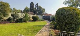 Veelux Self Catering Unit-WiFi-Netflix Vacation rental in Johannesburg