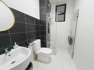 PLATINO SERVICE APARTMENT, 2BR Family Suite, Next to Paradigm mall JB with Big Patio & Pool Access Vacation rental in Johor Bahru