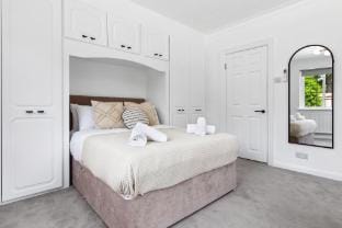 Luxury 6-Bedroom Home with Playground & Gym Vacation rental in Staines-upon-Thames
