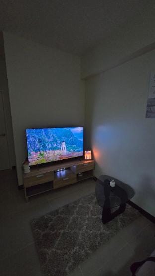 AK Residence 2 Bedroom w/ wifi Netflix and Disney+ Apartment in Pasig