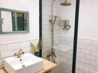 Awaken Travellers Inn-Only with Shared Bathroom-Must Contact Us After Booking Bed and Breakfast in Kaohsiung