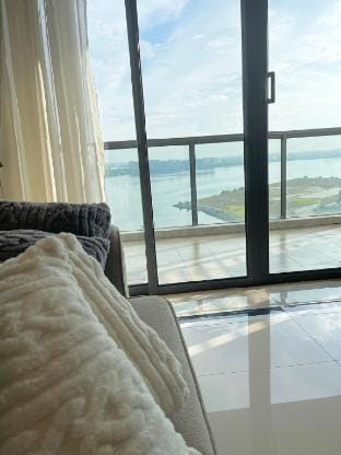 R&F SeaView Rare Bathtub 3BR Hotel Feel 4-12pax Vacation rental in Johor Bahru
