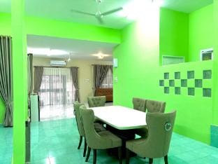 Homestay Pink Isa Vacation rental in Johor