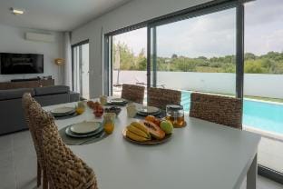 Detached Villa, Heated Pool & Outdoor Kitchen Villa in Portugal