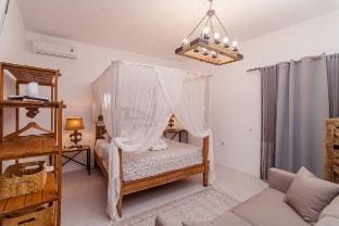 Rock Villa Legend| Luxe Retreat| Pool |Castle view Villa in Santorini