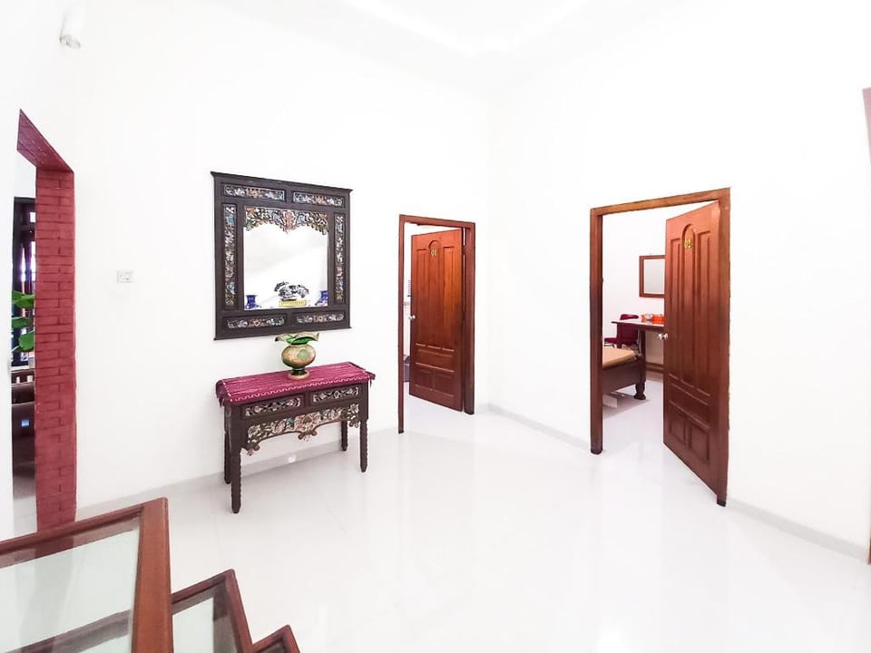 Wisma Trubus Syariah RedPartner Near RSUD Koesma Tuban Hotel in East Java