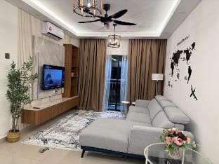 The Cozy Nest 5 min Mid Valley 10 min CIQ 10 pax Apartment in Johor Bahru