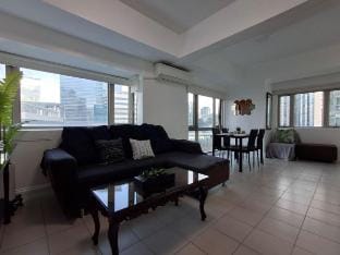 Spacious 2BR Forbeswood Parklane BGC Vacation rental in Makati