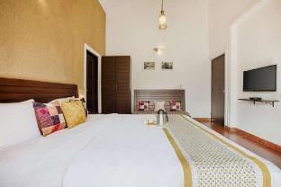 Grande 8 rooms Villa with Private pool, Morjim Vacation rental in Mandrem