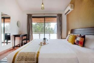Grande 8 rooms Villa with Private pool, Morjim Vacation rental in Mandrem