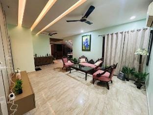 Skyview 5BHK Luxury Penthouse | Gomti Nagar Vacation rental in Lucknow